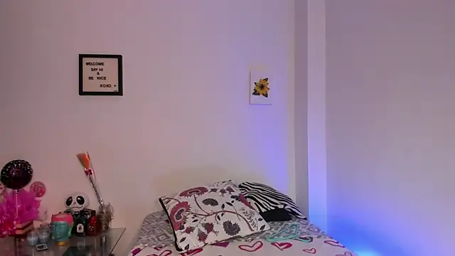 LauraToro  online show from 11.28.25