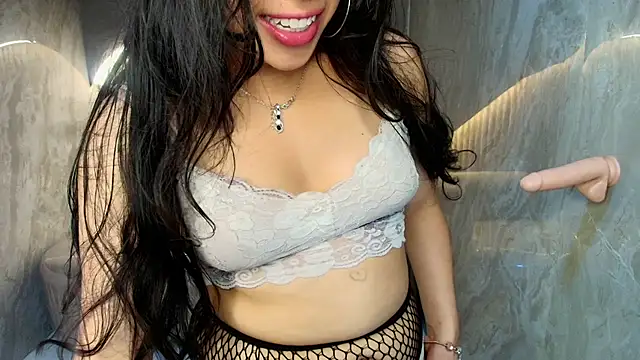 Snapshot of Mia__r_ chatting on 06.19.26 Mia r online show from 06.19.26