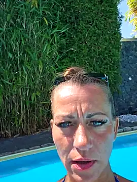Snapshot of housewifebella chatting on 06.24.26 housewifebella online show from 06.24.26