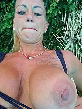 Snapshot of housewifebella chatting on 07.14.26 housewifebella online show from 07.14.26