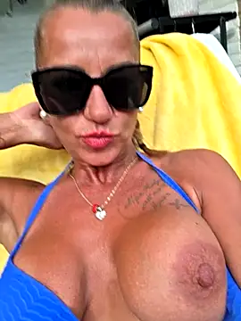 Snapshot of housewifebella chatting on 07.17.26 housewifebella online show from 07.17.26