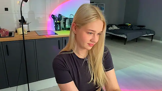 Snapshot of MichelleMargiela chatting on 07.18.26 MichelleMargiela online show from 07.18.26