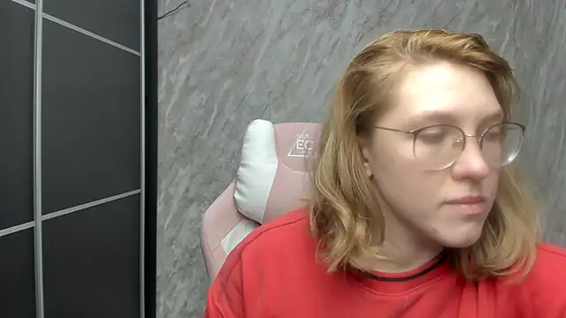 Reginasmilee online show from 02.25.25