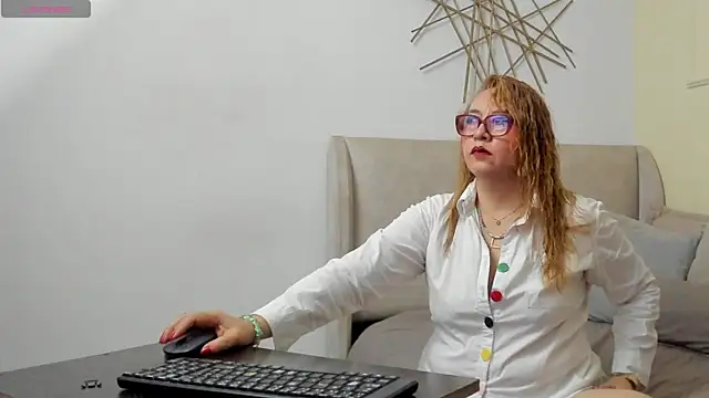 Snapshot of vera__lux chatting on 07.20.26 vera lux online show from 07.20.26