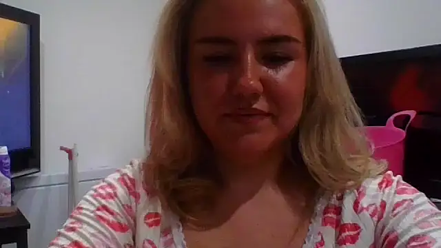 Snapshot of MaddyCherryX chatting on 07.04.26 MaddyCherryX online show from 07.04.26