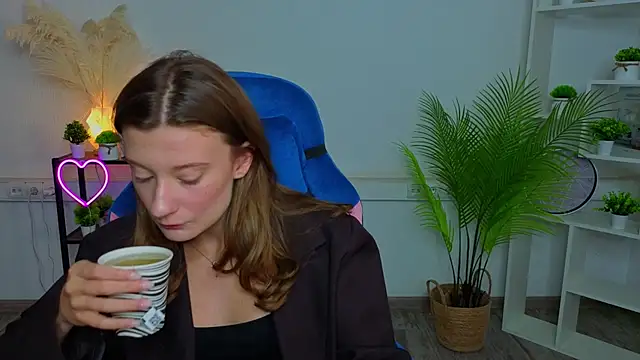 Snapshot of EliseWeeks chatting on 07.14.26 EliseWeeks online show from 07.14.26