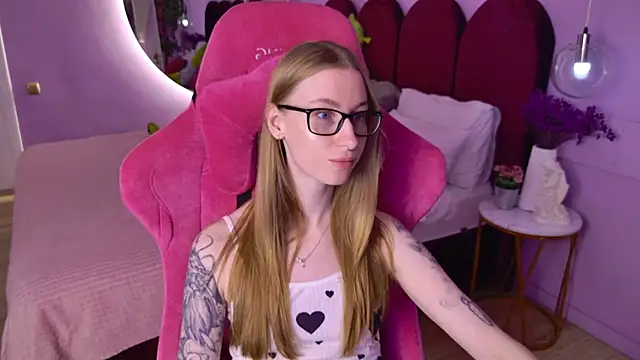 Snapshot of AuroraLean chatting on 08.06.26 AuroraLean online show from 08.06.26