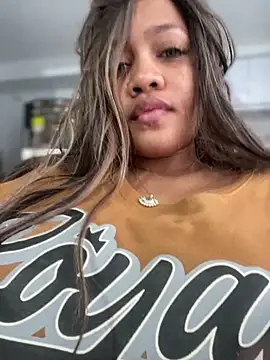 Snapshot of riri_brunnete chatting on 01.12.25 riri brunnete online show from 01.12.25