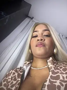 Snapshot of riri_brunnete chatting on 04.11.26 riri brunnete online show from 04.11.26