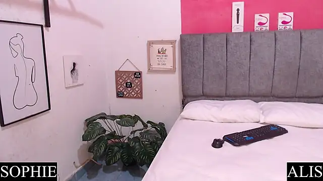 Snapshot of Sophie_And_Alis chatting on 02.15.25 Sophie And Alis online show from 02.15.25