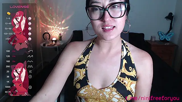 Snapshot of Ninimoon chatting on 11.24.25 Ninimoon online show from 11.24.25