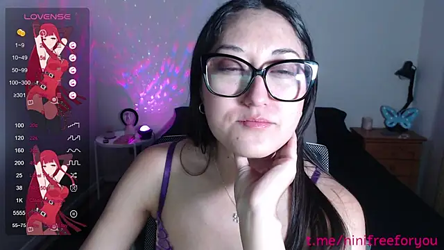 Snapshot of Ninimoon chatting on 12.04.25 Ninimoon online show from 12.04.25