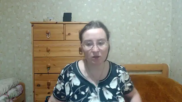 Snapshot of Smart_Rose chatting on 11.18.25 Smart Rose online show from 11.18.25