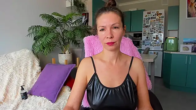 Snapshot of ChristinaGlory chatting on 10.20.25 ChristinaGlory online show from 10.20.25