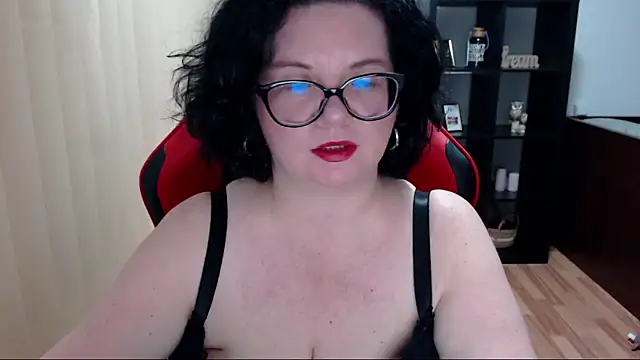 MissTroublle online show from 09.10.25