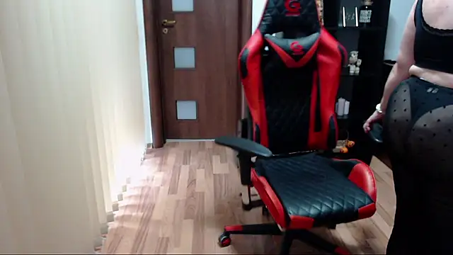 MissTroublle online show from 10.18.25