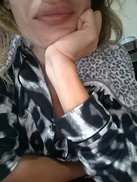 fammefatale1987 online show from 11.30.25