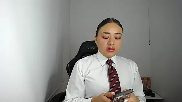 Snapshot of ReyleDoll chatting on 12.20.24 ReyleDoll online show from 12.20.24