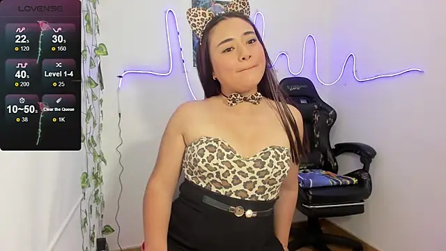 Snapshot of ReyleDoll chatting on 10.24.25 ReyleDoll online show from 10.24.25