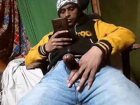 Snapshot of desiboy1101 chatting on 12.14.24 desiboy1101 online show from 12.14.24