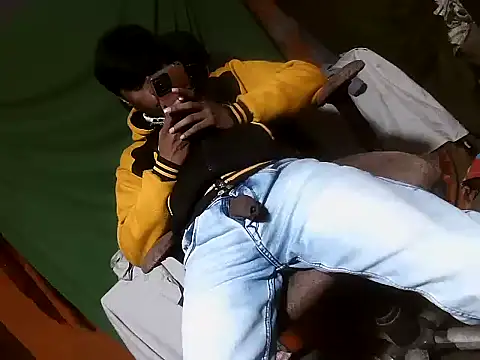 Snapshot of desiboy1101 chatting on 12.15.25 desiboy1101 online show from 12.15.25