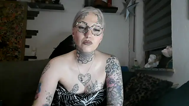 Snapshot of RoxxyInk chatting on 04.12.26 RoxxyInk online show from 04.12.26