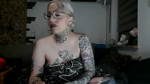 Snapshot of RoxxyInk chatting on 04.13.26 RoxxyInk online show from 04.13.26
