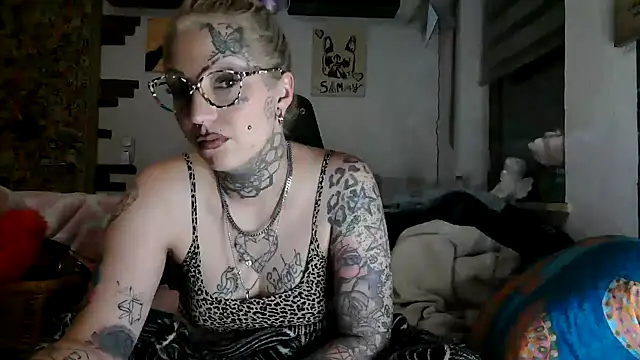 Snapshot of RoxxyInk chatting on 06.01.26 RoxxyInk online show from 06.01.26