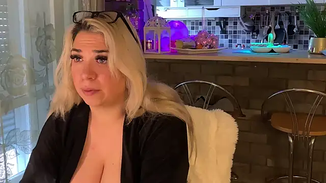 Snapshot of Monageil chatting on 02.18.25 Monageil online show from 02.18.25