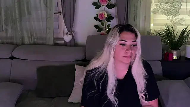 Snapshot of Monageil chatting on 10.01.25 Monageil online show from 10.01.25