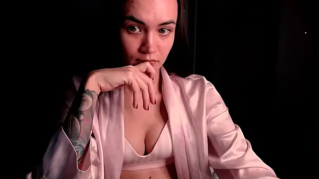 Snapshot of EvelynGG chatting on 10.28.25 EvelynGG online show from 10.28.25