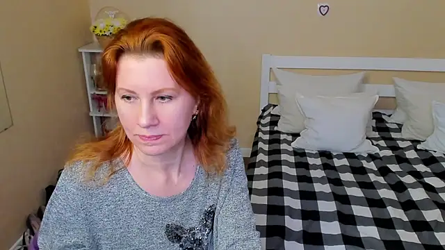 Snapshot of FoxySophia chatting on 11.20.25 FoxySophia online show from 11.20.25