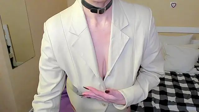 Snapshot of FoxySophia chatting on 11.21.25 FoxySophia online show from 11.21.25