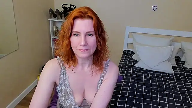 Snapshot of FoxySophia chatting on 11.25.25 FoxySophia online show from 11.25.25