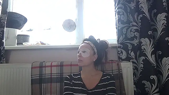 Snapshot of LindaStarS chatting on 04.19.26 LindaStarS online show from 04.19.26