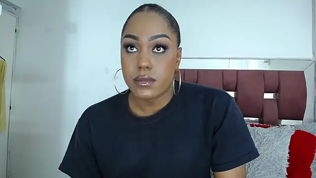 LoraineBigCockTs online show from 11.21.25