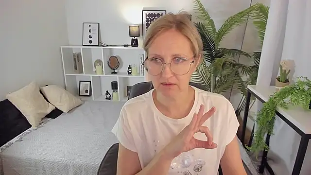 Paris Cherry online show from 09.28.25