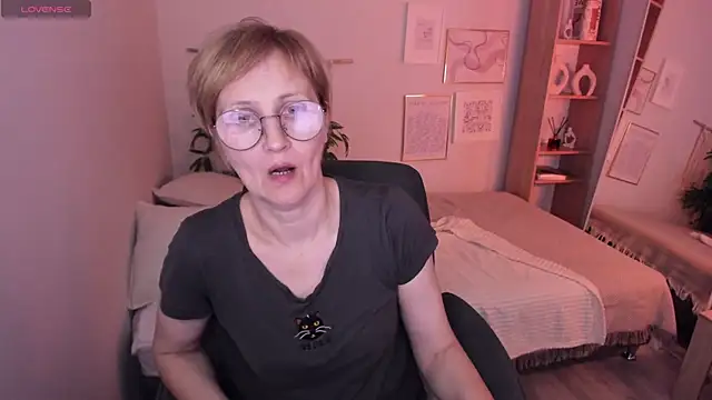 Snapshot of Paris_Cherry chatting on 04.19.26 Paris Cherry online show from 04.19.26
