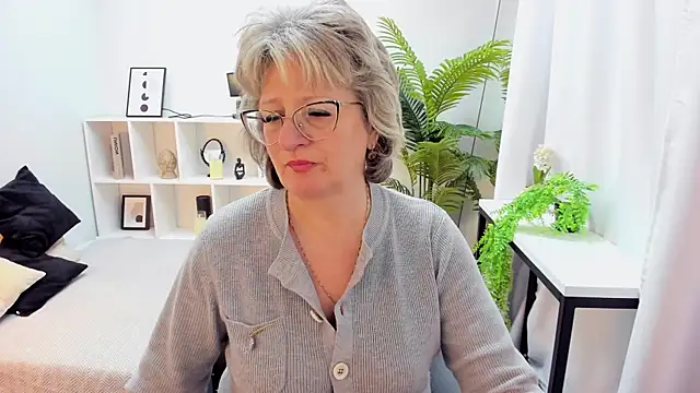 EvelynJoyful online show from 11.19.25