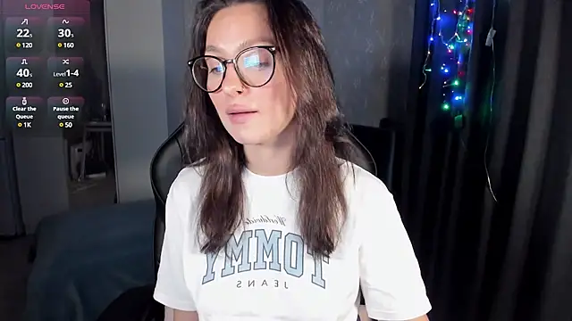 Snapshot of EllaFresh chatting on 03.17.25 EllaFresh online show from 03.17.25