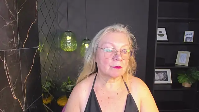 Snapshot of NataliMellow chatting on 10.18.25 NataliMellow online show from 10.18.25