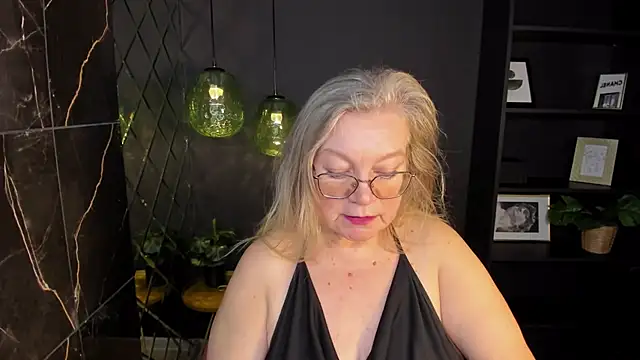 Snapshot of NataliMellow chatting on 11.23.25 NataliMellow online show from 11.23.25