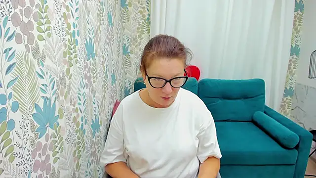 Snapshot of LeaPure chatting on 09.21.25 LeaPure online show from 09.21.25