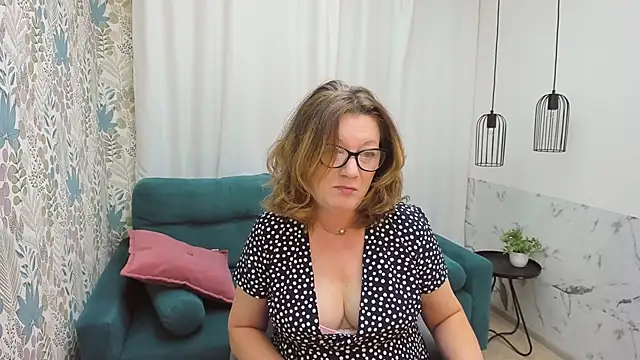 Snapshot of LeaPure chatting on 11.02.25 LeaPure online show from 11.02.25