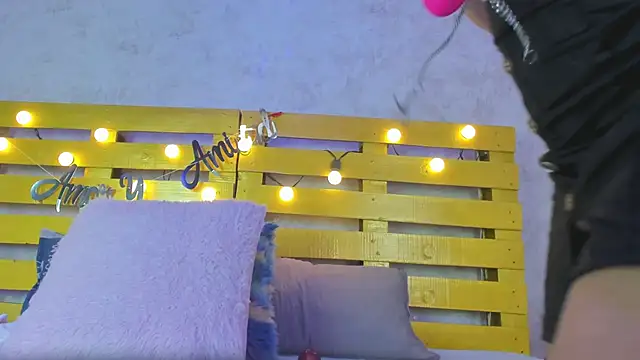 Snapshot of cristinapuerta_ chatting on 09.29.25 cristinapuerta online show from 09.29.25