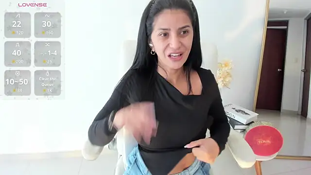 Snapshot of renata_t_ chatting on 04.17.26 renata t online show from 04.17.26