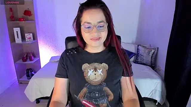 Snapshot of anastasia_bee chatting on 12.10.24 anastasia bee online show from 12.10.24