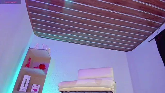 Snapshot of anastasia_bee chatting on 12.20.24 anastasia bee online show from 12.20.24