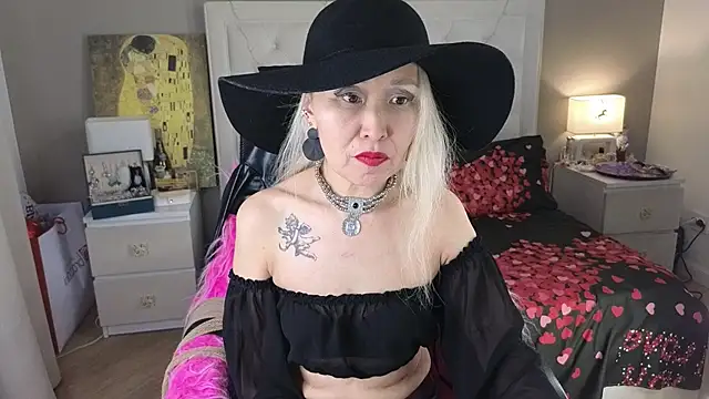 Snapshot of RoxalanaStar chatting on 05.30.26 RoxalanaStar online show from 05.30.26