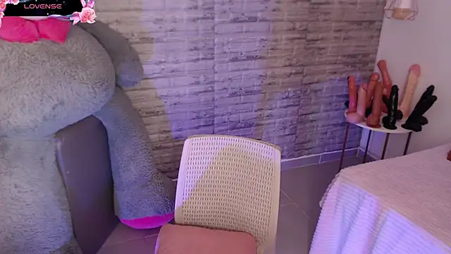 Snapshot of TinnaCobb chatting on 12.20.25 TinnaCobb online show from 12.20.25